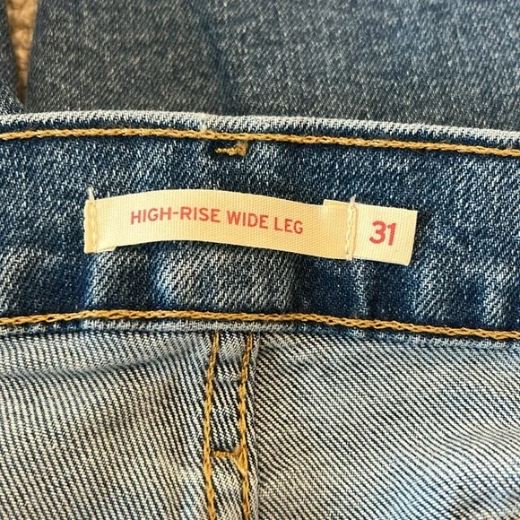 NWT LEVIS HIGH RISE WIDE LEG. Cute trendy jeans. 31”x27”. Has some stretch too. - Picture 9 of 10